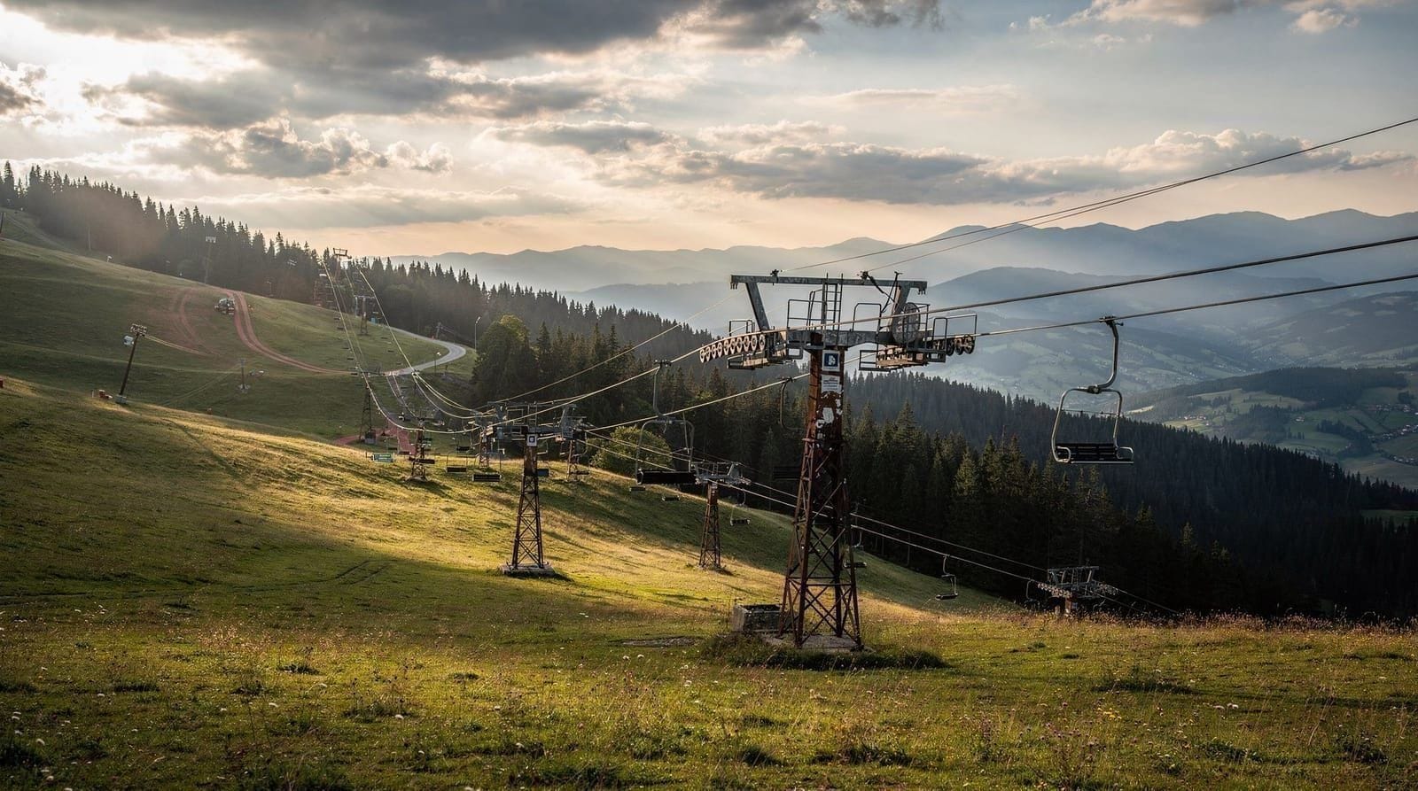 Jahorina en verano: senderos en telesilla, flores silvestres y aire fresco sobre Sarajevo