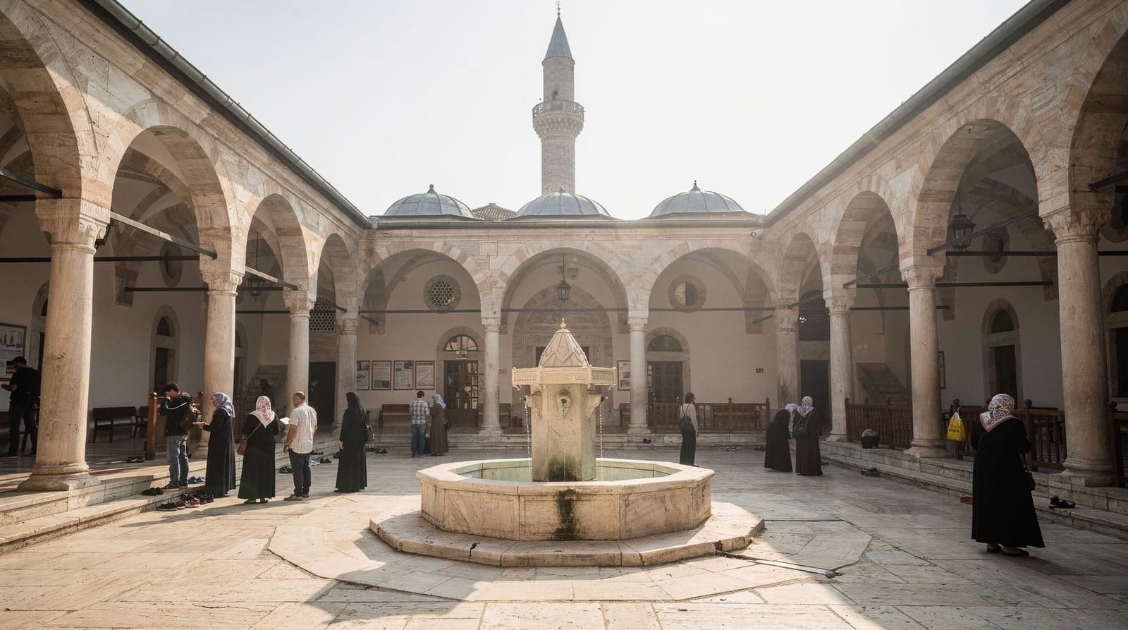 Etichetta nelle moschee di Sarajevo