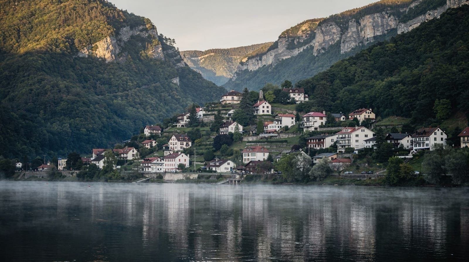Die Altstadt Baščaršija von Sarajevo in der Abenddämmerung, mit den Bergen am Horizont.